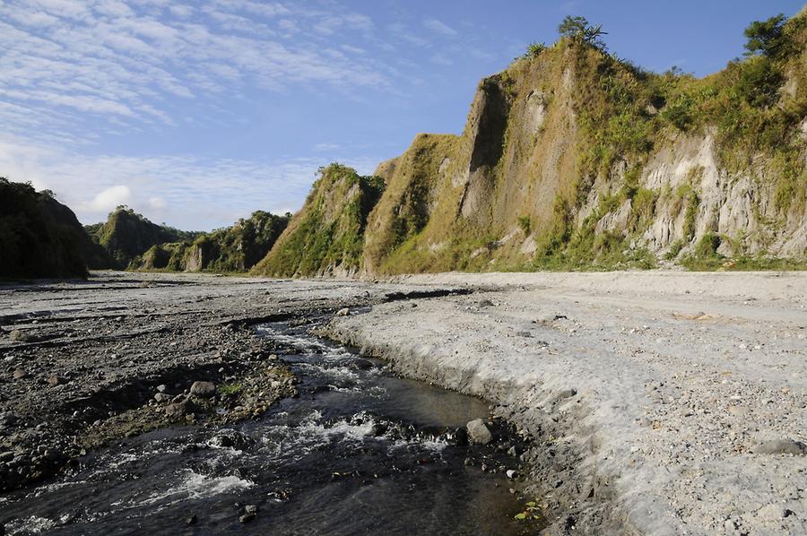 Drive to the crater of Mount Pinatubo