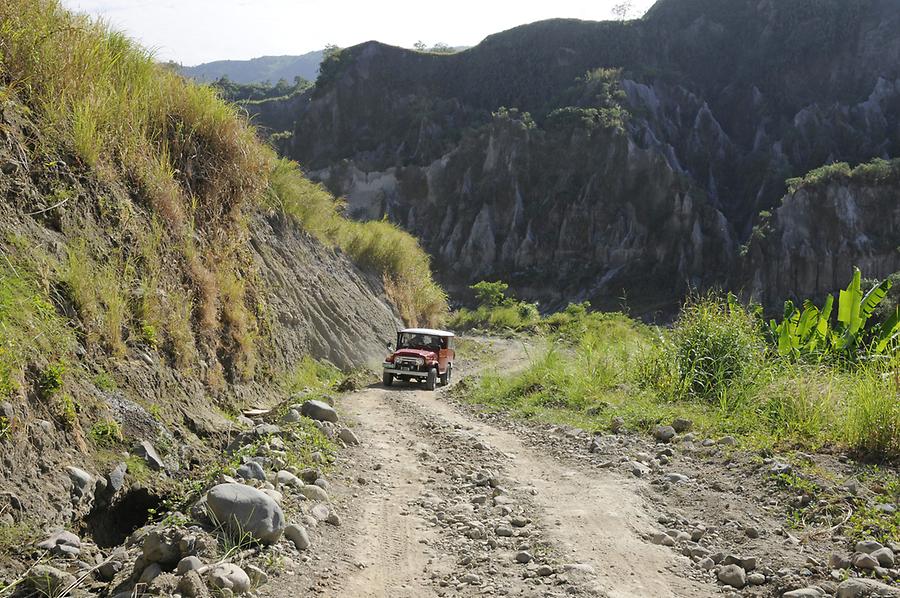 Drive to the crater of Mount Pinatubo