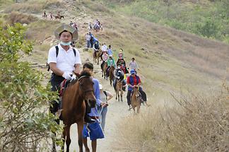 Ascent to the Taal crater (1)