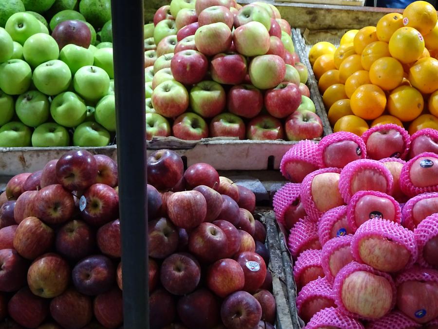 Bandarawela - Central Market; Apples