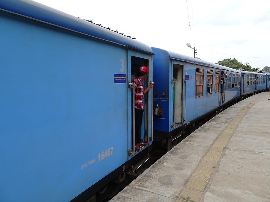 From Nuwara Eliya to Bandarawela - The Train