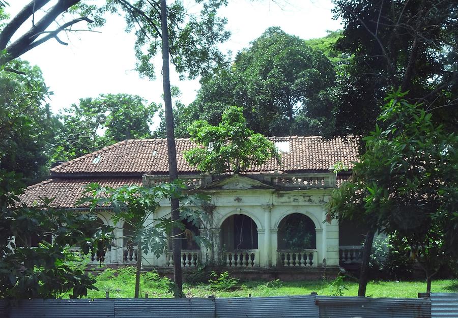 Colonial Building