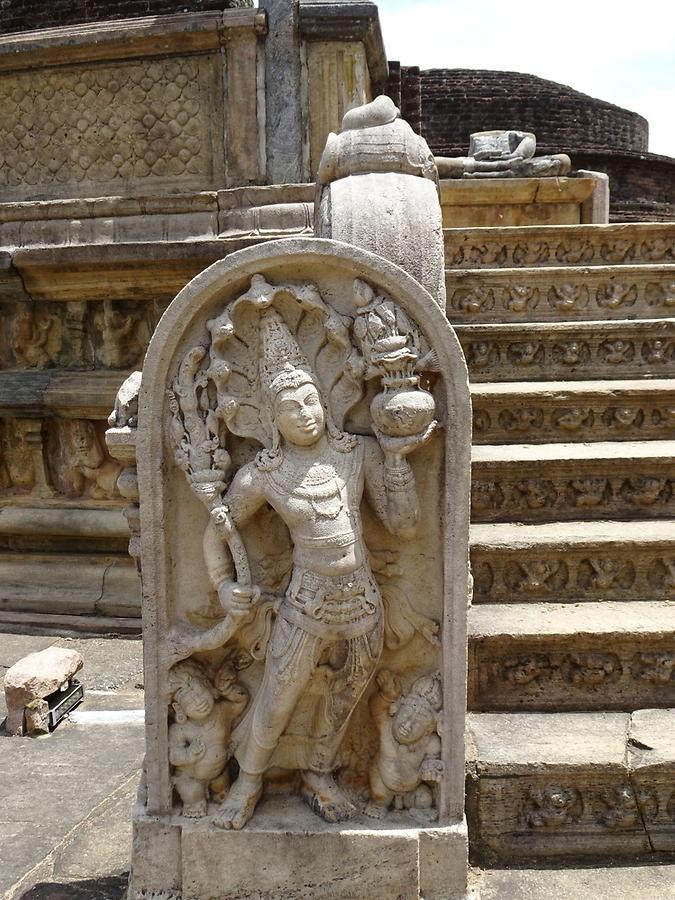 Polonnaruwa - Ancient Royal City; Vatadage