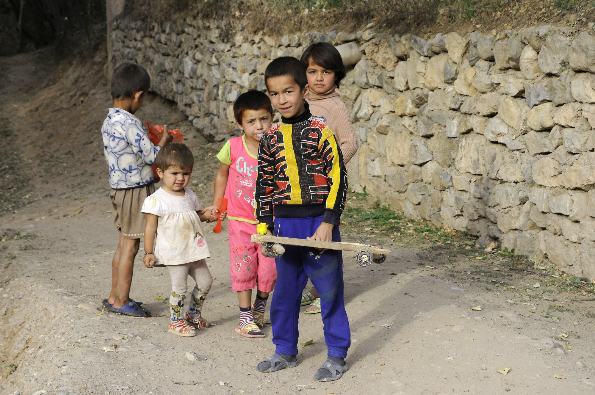 Дети в ауле. Дети таджики. Воспитание детей в Таджикистане. Жизнь детей в Таджикистане. Дети из Таджикистана Чамбул.