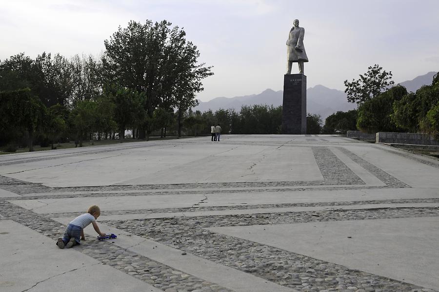 Khujand - Lenin Statue