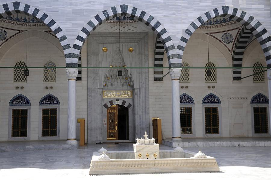 Azadi Moschee innen