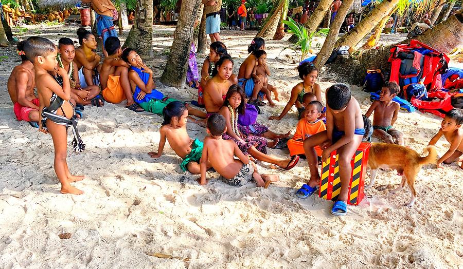 Lamotrek Atoll - Children
