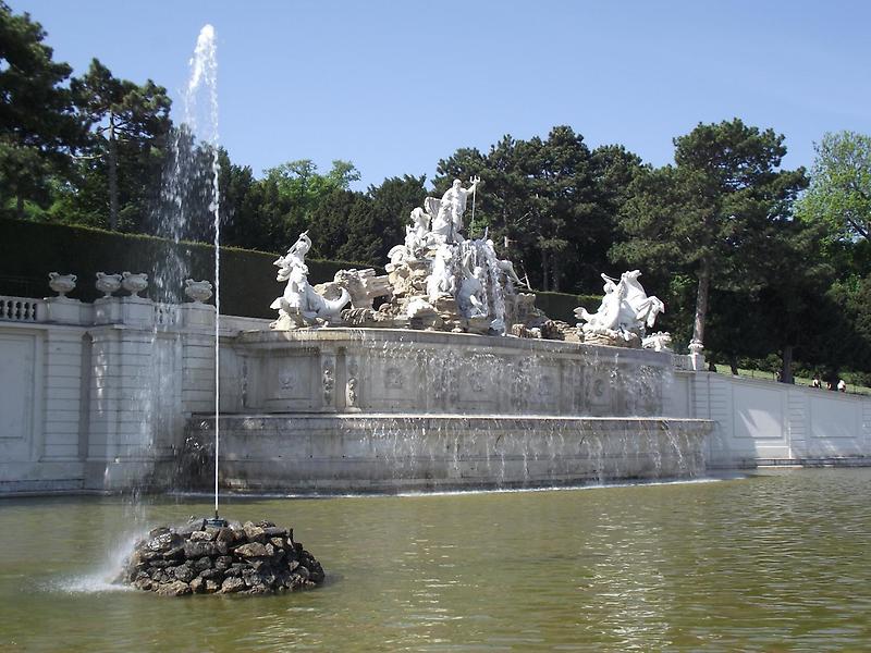 Neptune Fountain, Vienna