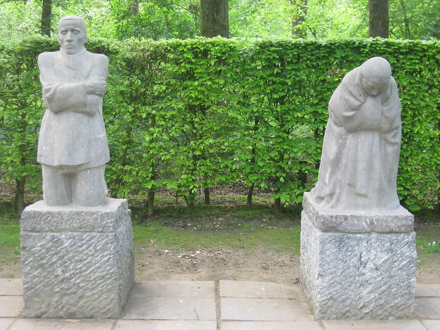 Diksmuide Vladslo - Deutscher Soldatenfriedhof - Skulpturenpaar &#39;Trauerde Eltern&#39; von Käthe Kollwitz 1932