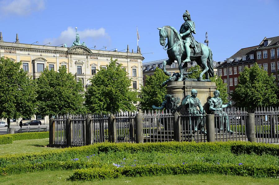 Kongens Nytorv - Equestrian Statue of Christian V