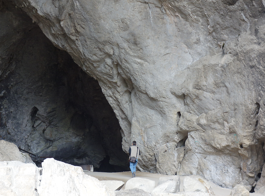 Cave entrance, Photo: U. Maurer, 2015
