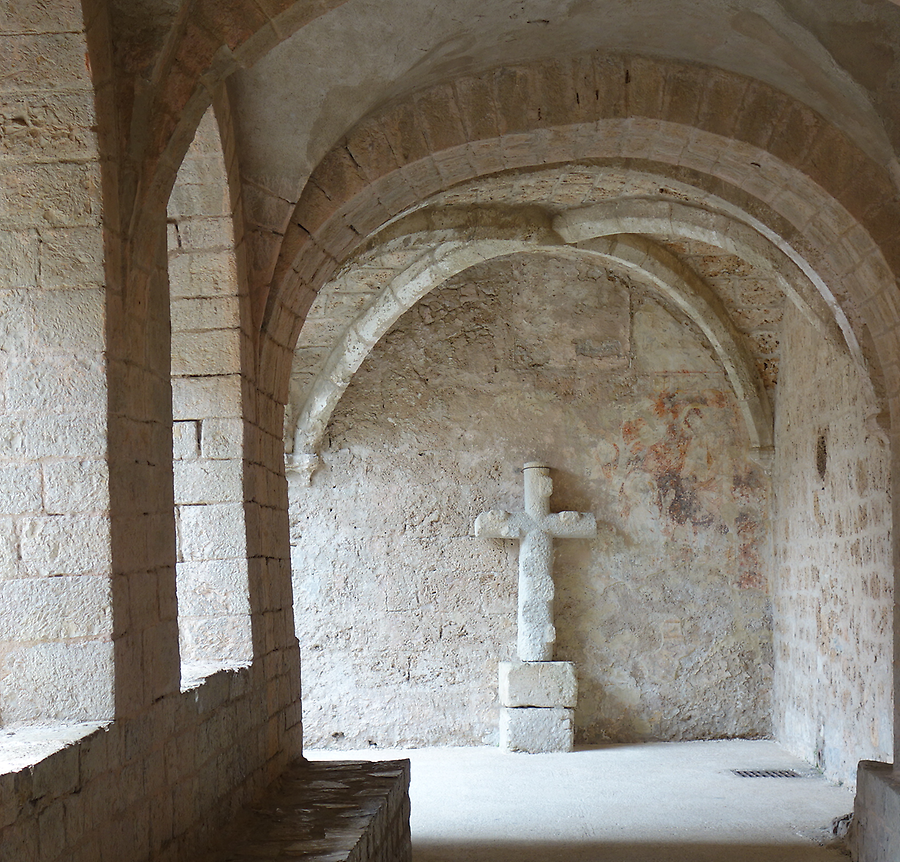 Inside church and Cloister of Saint Guilhem, Photo: H. Maurer, 2015