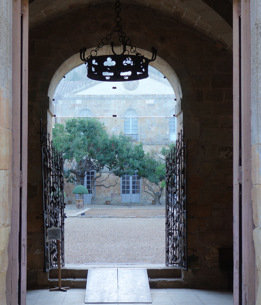 View into cloister of Fontfroide, Photo: U. Maurer, 2015