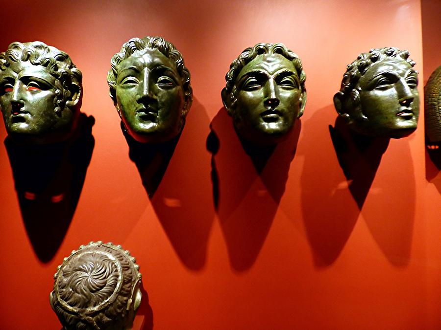 Straubing - Roman treasures - Face-helmets