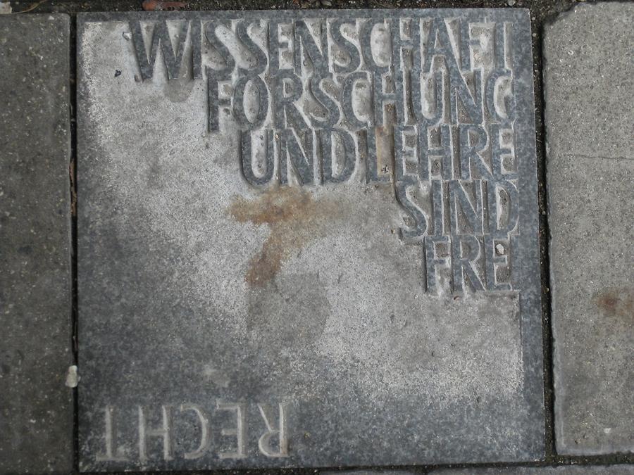 München - Luisenstraße 11 - Bodenplatte 'Wissenschaft, Forschung und Lehre sind frei'