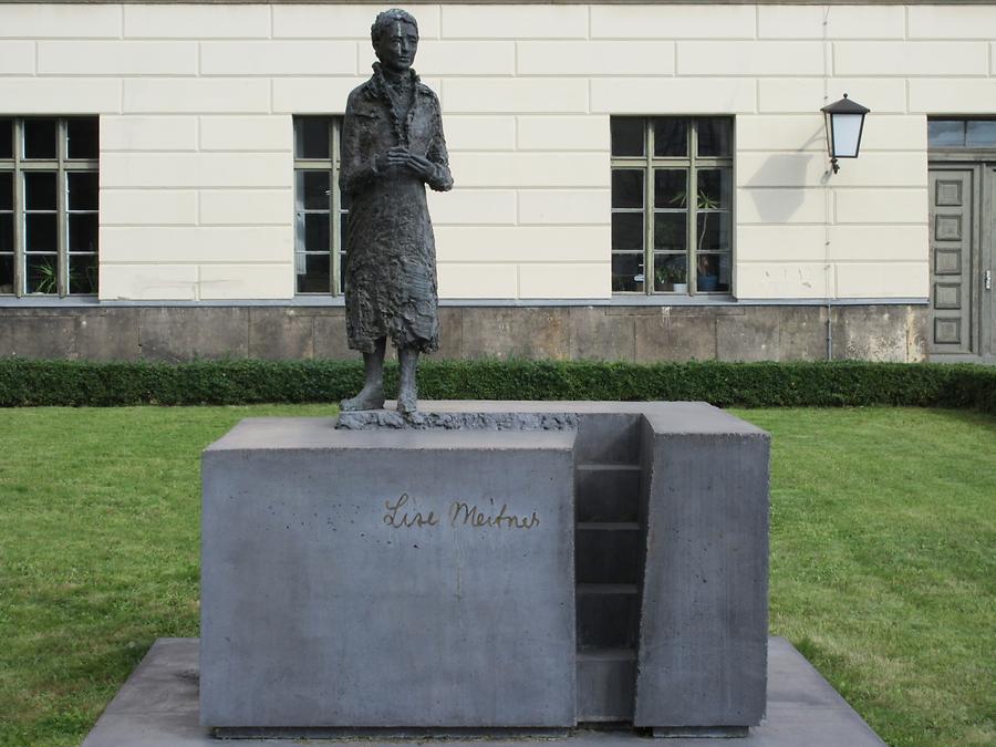 Unter den Linden 6 - Humboldt University; Statue of Alexander von Humboldt