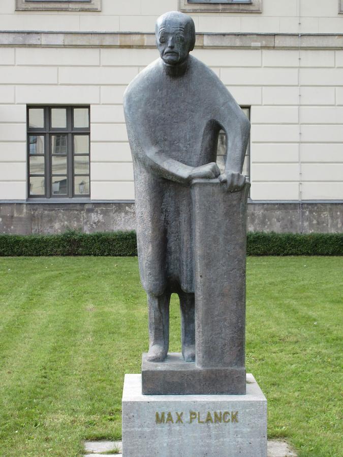 Unter den Linden 6 - Humboldt University; Statue of Lise Meitner by A. F. Schwarzbach, 2014