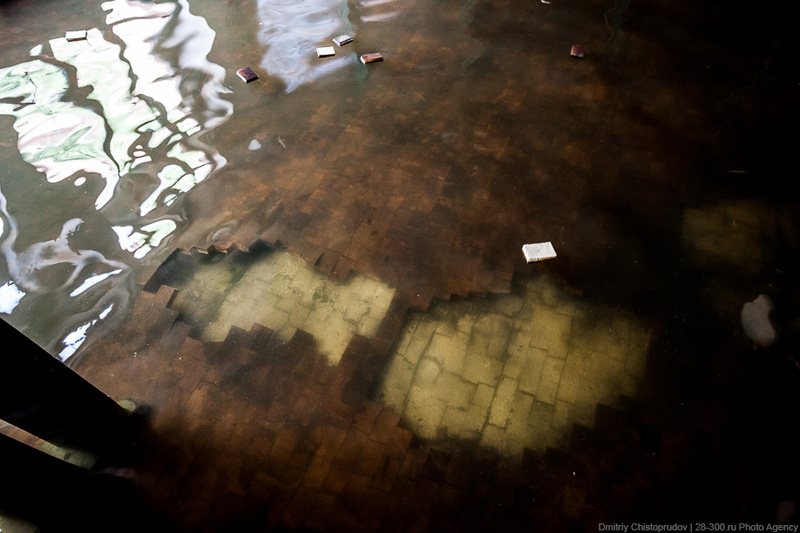 Pieces of parquet in the flooded restaurant, © AirPano 