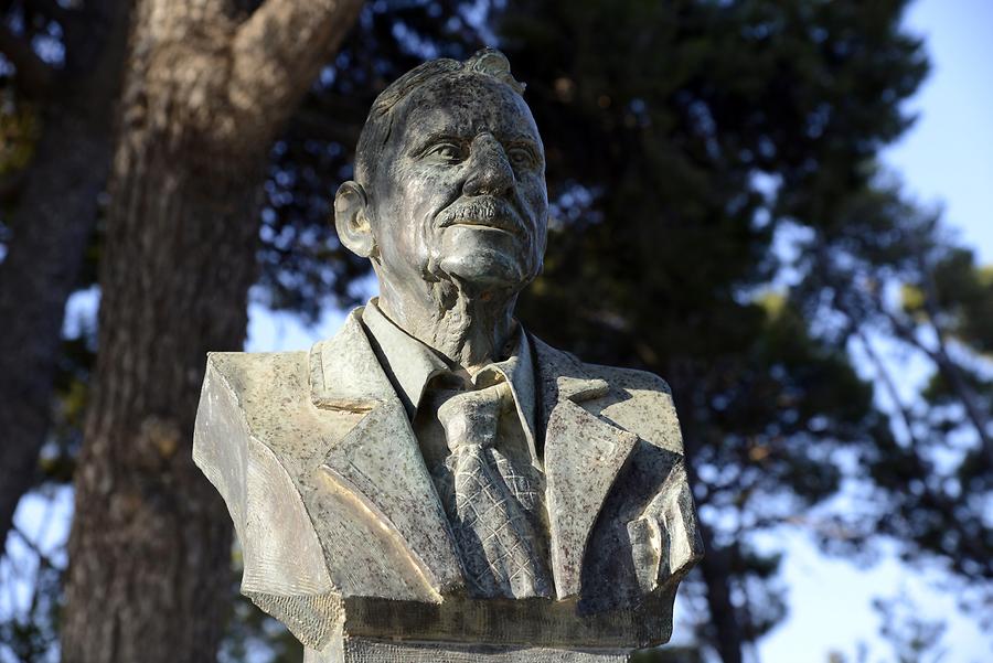 Knossos - Statue of Arthur Evans
