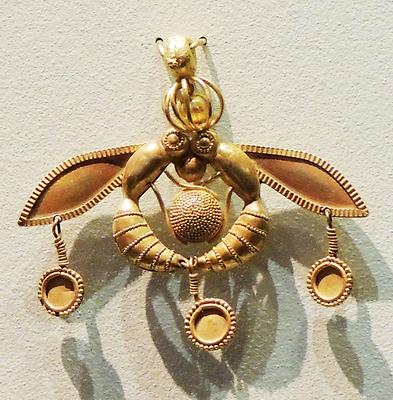 Goldschmuck aus Malia: zwei Bienen mit einem Honigtropfen