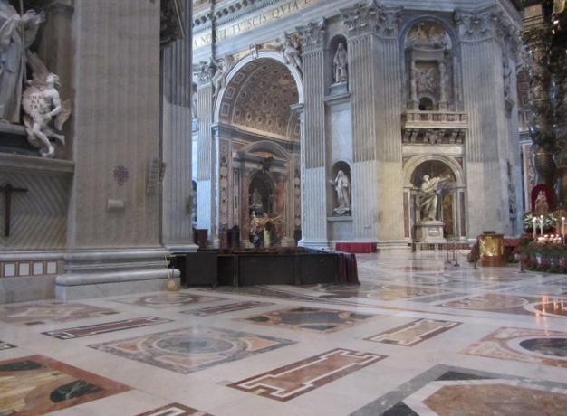 Main altar, Saint Peters Basilica (2)