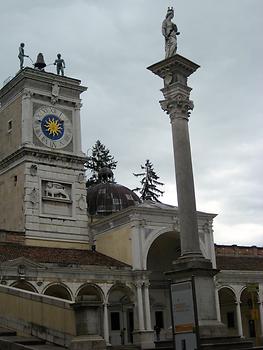 Arches of Loggia di San Giovanni with clock tower (Torre dell´ Orologio) with Statue of Justice on column in Liberty Square (Piazza della Libertà), Udine, Italy. 2011. Photo: Clara Schultes