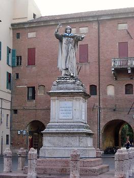 Girolama Savonarola Statue, Ferrara, Italy. 2016. Photo: Clara Schultes