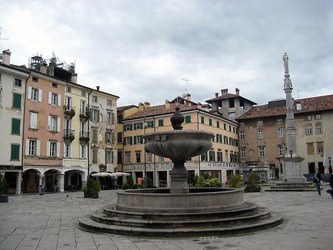Piazza Giacomo Matteotti with the Fountain by Giovanni da Udine (1543) and the slim pillar with the statue of the Madonna with Child (1487), Udine, Italy. 2011. Photo: Clara Schultes