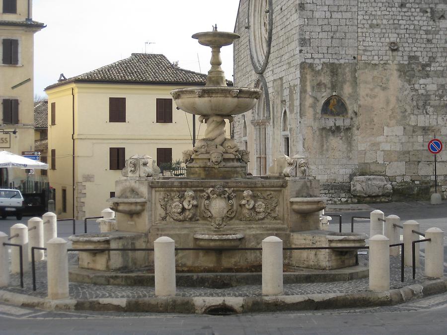 Alatri - Piazza Santa Maria Maggiore, Fountain