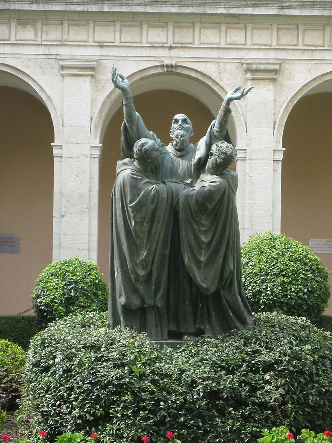 Cassino - Abbey of Monte Cassino, Cloister, Bronze Sculpture &#39;St. Benedict at Death&#39;s Door&#39; von A. Selva 1952