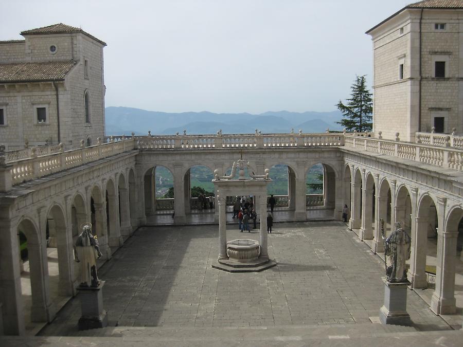 Cassino - Abbey of Monte Cassino, Second Cloister