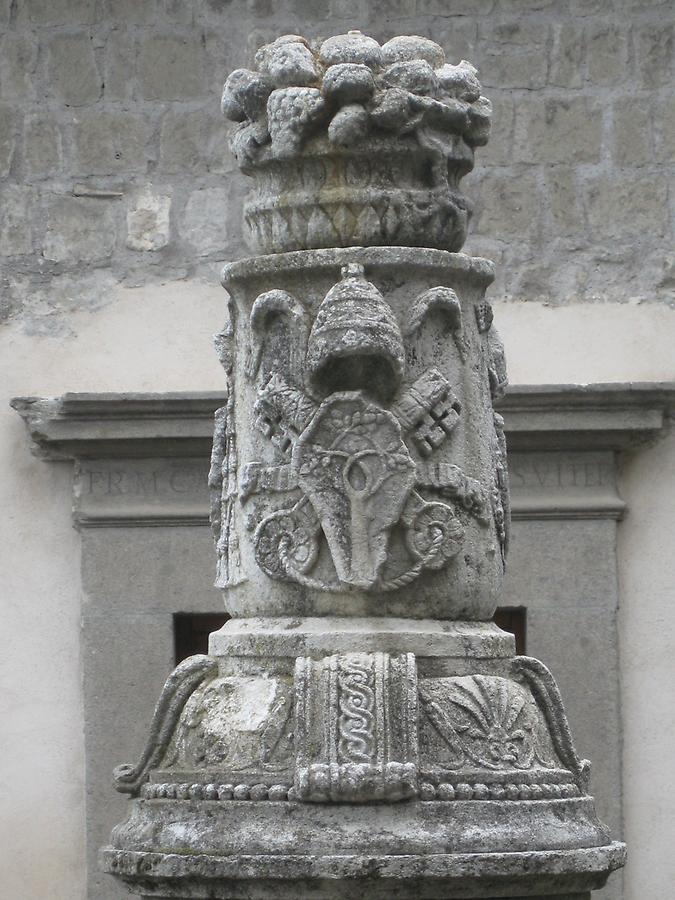 Viterbo - Piazza San Lorenzo, Fountain with Tiara in Front of Palazzo dei Papi