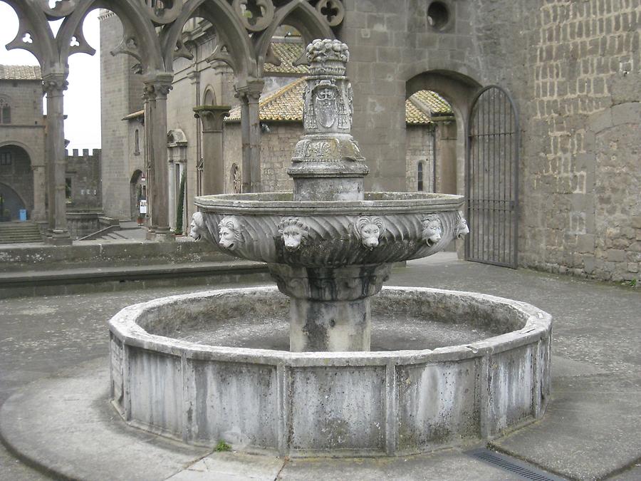 Viterbo - Piazza San Lorenzo, Palazzo dei Papi with Fountain