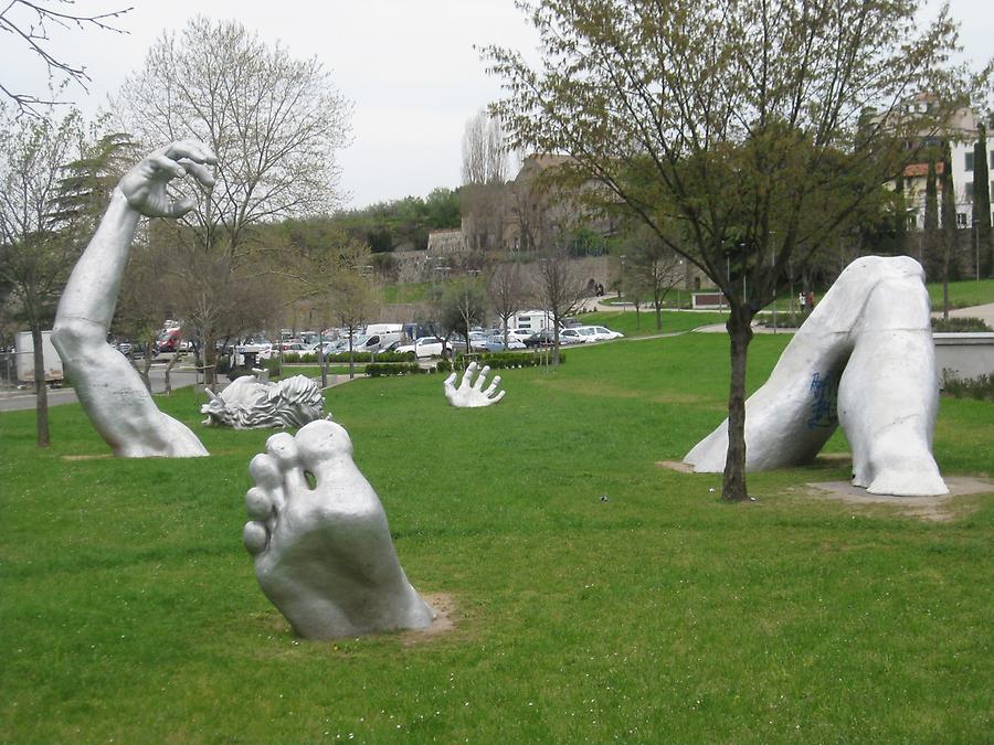 Viterbo - Valle Faul, Sculptures &#39;Il Risveglio&#39; by Seward Johnson 2011