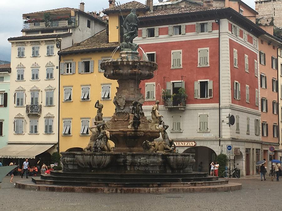 Trient - Piazza del Duomo - Fontana del Nettuno