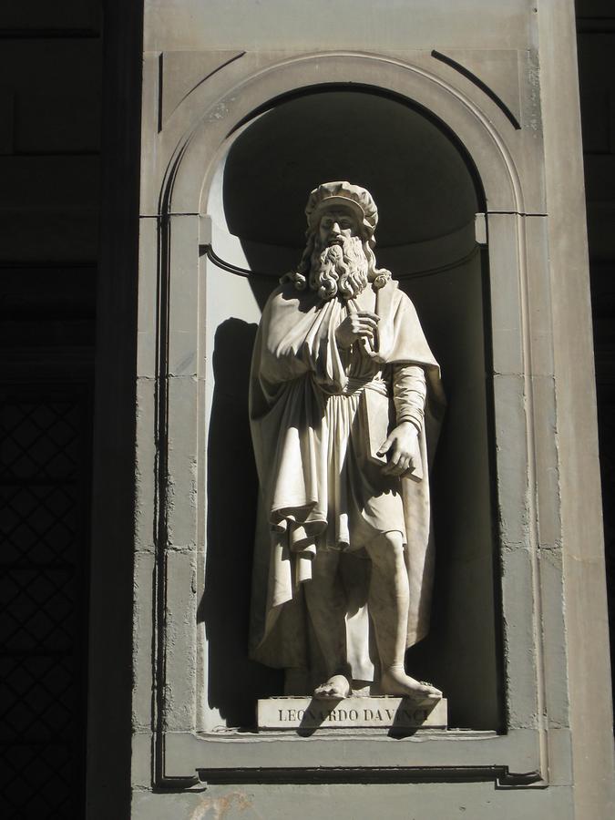 Florence - Piazzale degli Uffizi; Leonard da Vinci