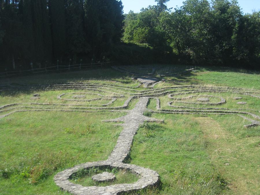 Il Giardino di Daniel Spoerri; 'Labyrinthischer Mauerweg', D. Spoerri 1996-1998