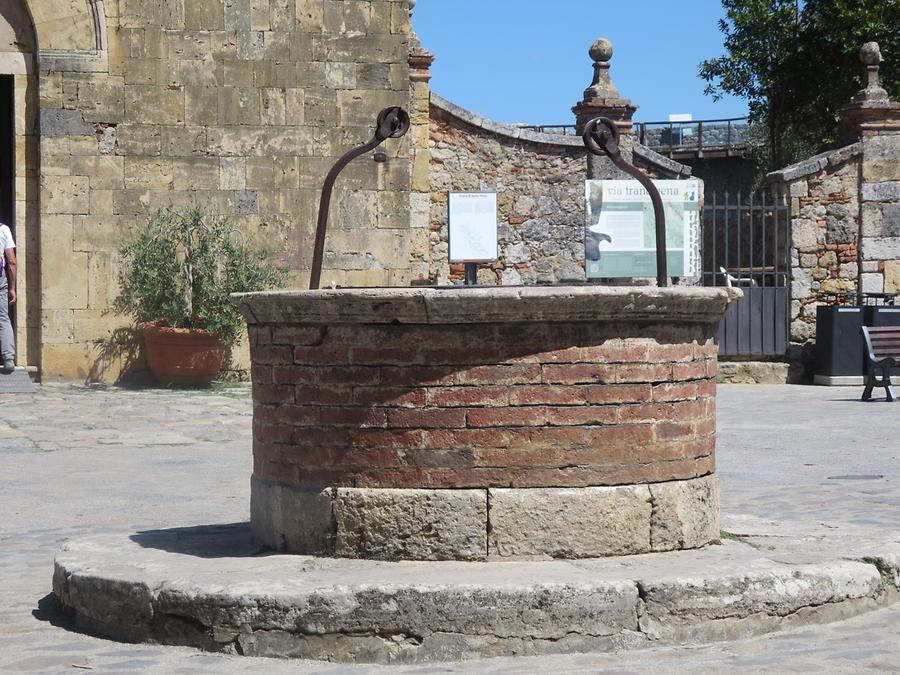 Monteriggioni - Fountain