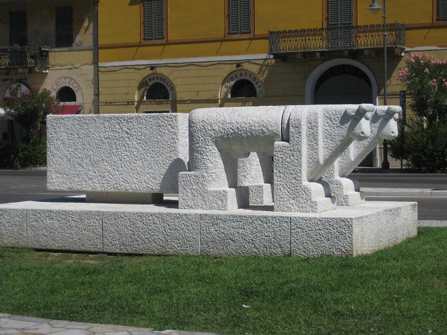 Pietrasanta - 'Memoria di Pietrasanta', Pietro Cascella 2001