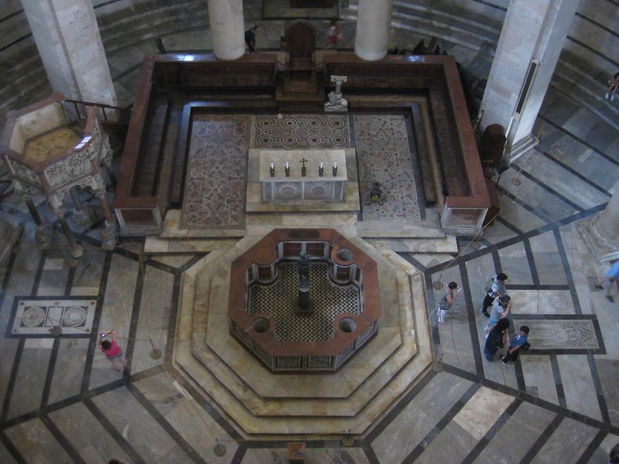 Pisa - Baptistry, Altar and Font