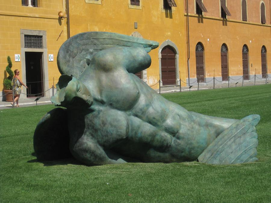 Pisa - Cathedral Square; 'Ikaro caduto' by Igor Mitorajs, 2012