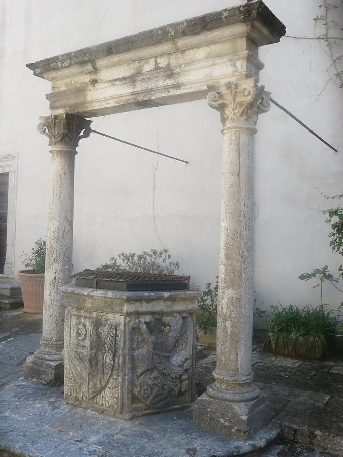 Pitigliano - Palazzo Orsini; Fountain