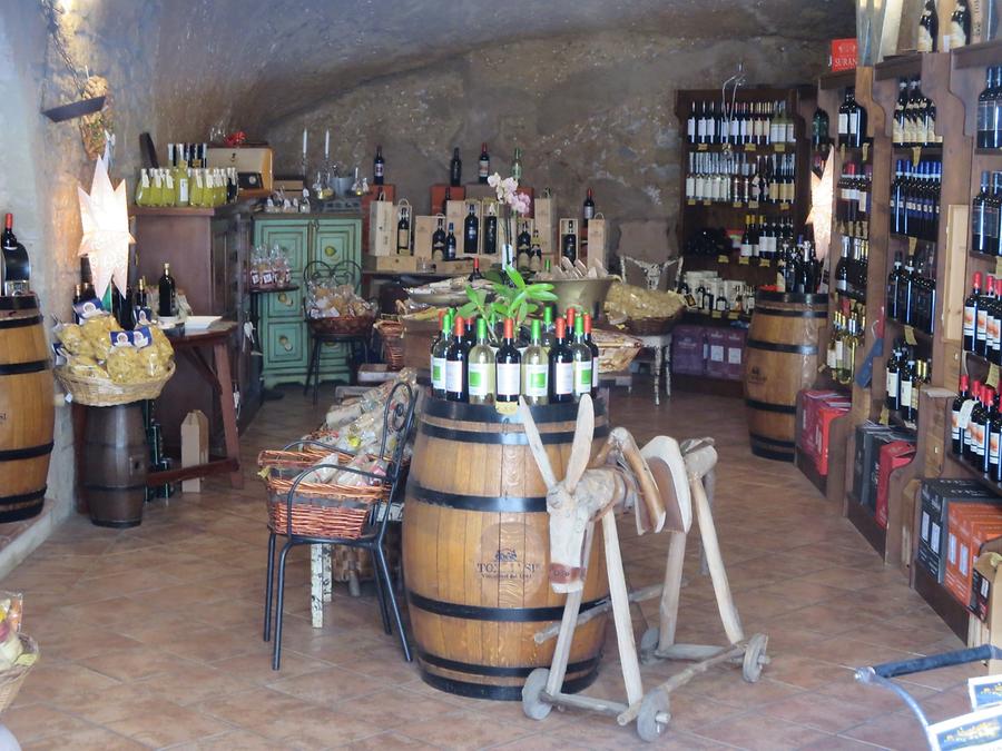 Pitigliano - Shop in a Tuff Cave