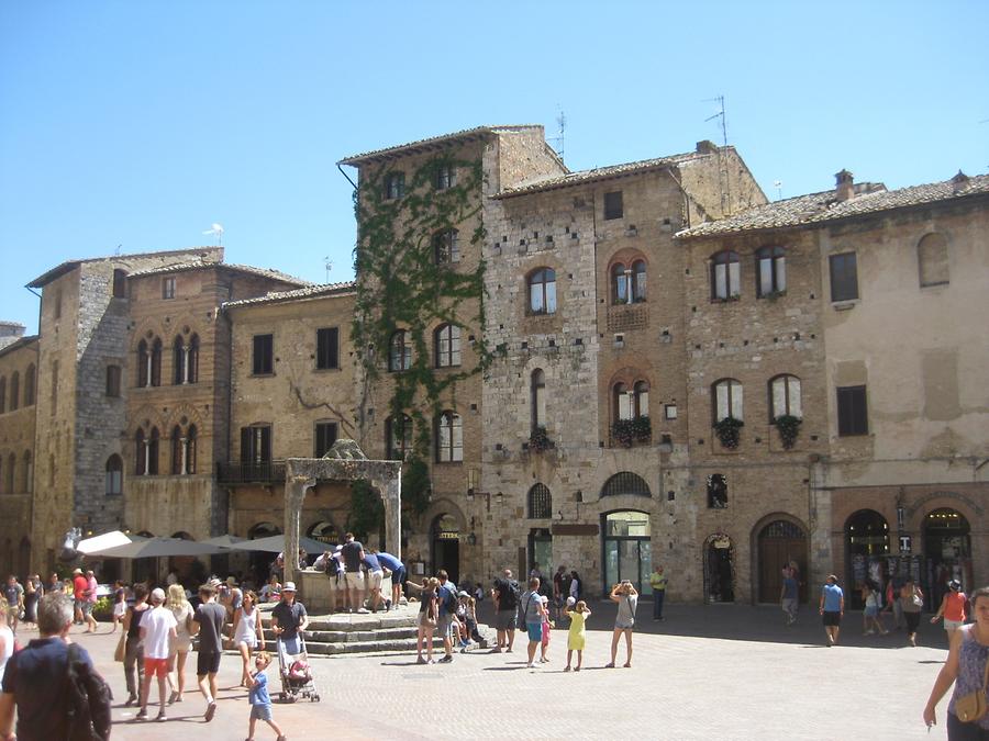 San Gimignano - Piazza della Cisterena