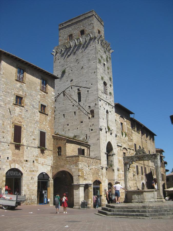 San Gimignano - Piazza della Cisterena