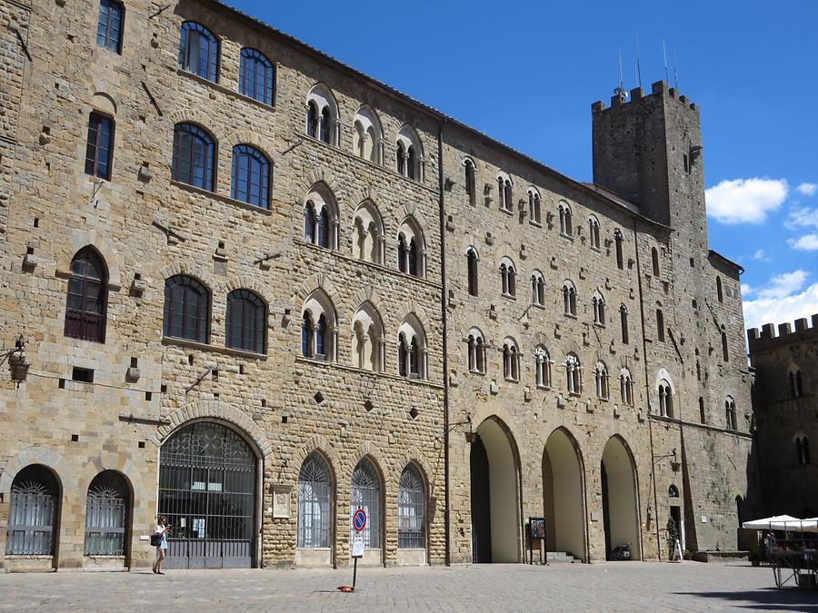 Volterra - Piazza dei Priori; Palazzo Pretorio