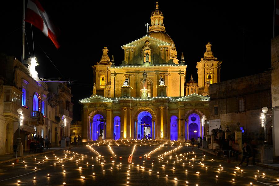 Siġġiewi - Church; Torches