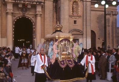 The end of the procession: priests accompany Christ laid out.