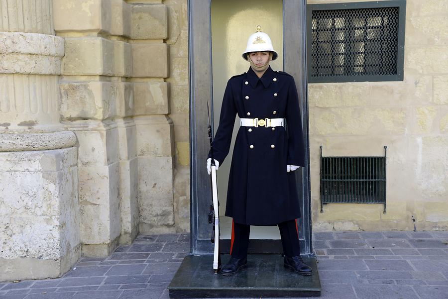 Grandmaster's Palace - Mounting of the Guard