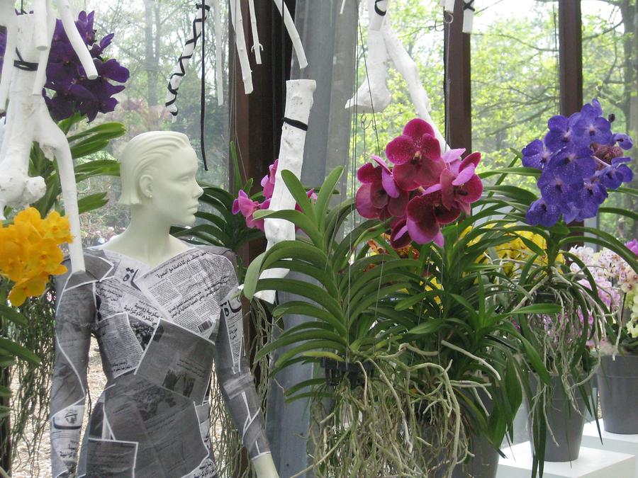 Keukenhof, modern sculpture with orchids